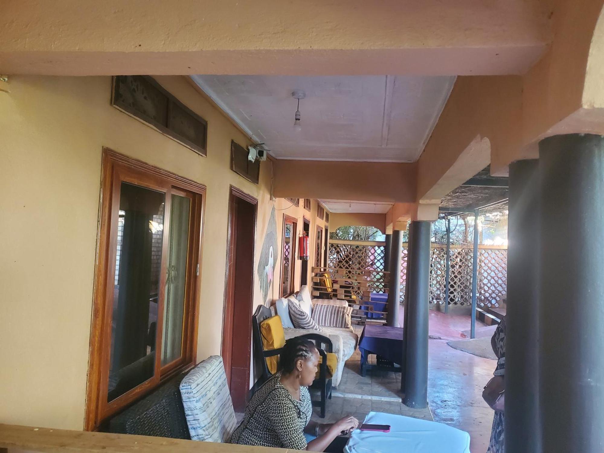 Gorilla African Guest House Энтеббе Экстерьер фото