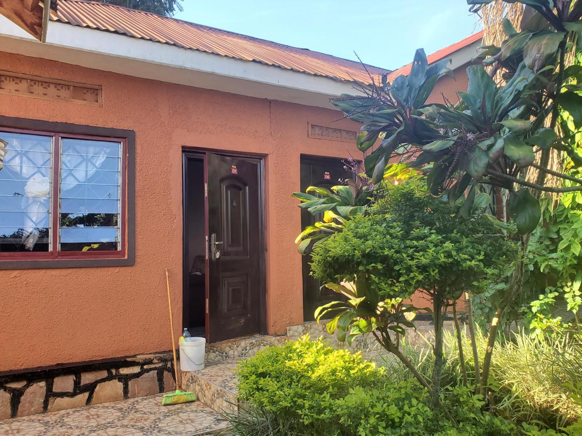 Gorilla African Guest House Энтеббе Экстерьер фото
