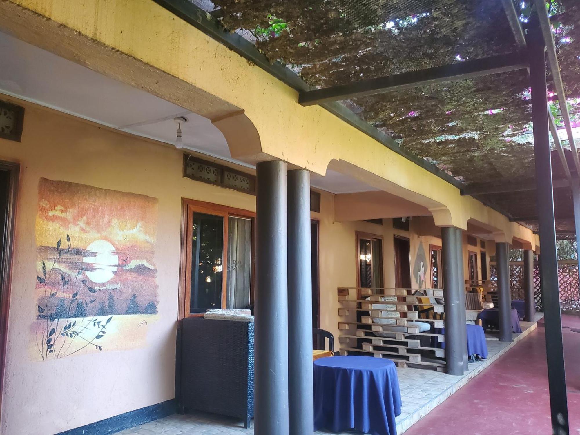 Gorilla African Guest House Энтеббе Экстерьер фото