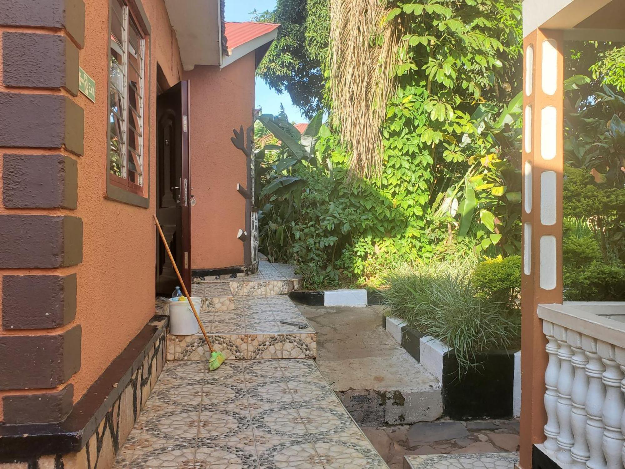 Gorilla African Guest House Энтеббе Экстерьер фото