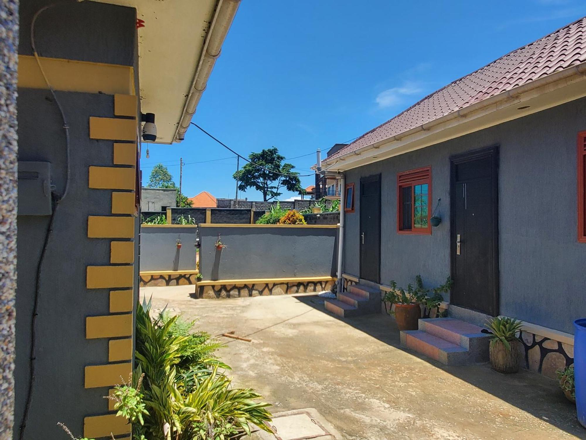 Gorilla African Guest House Энтеббе Экстерьер фото
