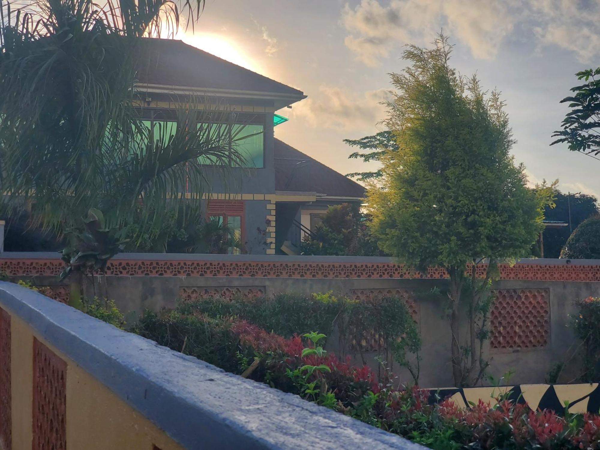 Gorilla African Guest House Энтеббе Экстерьер фото