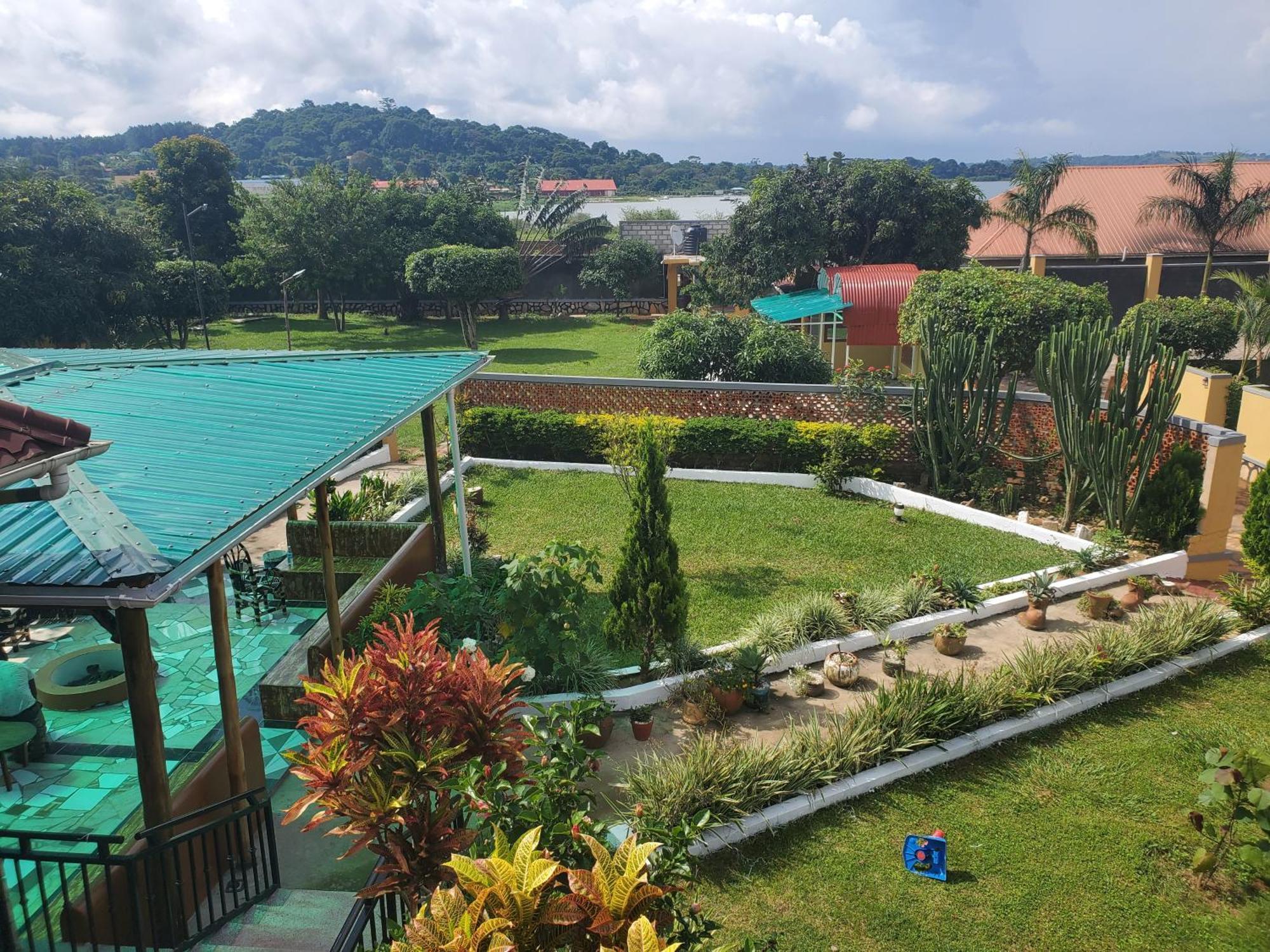 Gorilla African Guest House Энтеббе Экстерьер фото