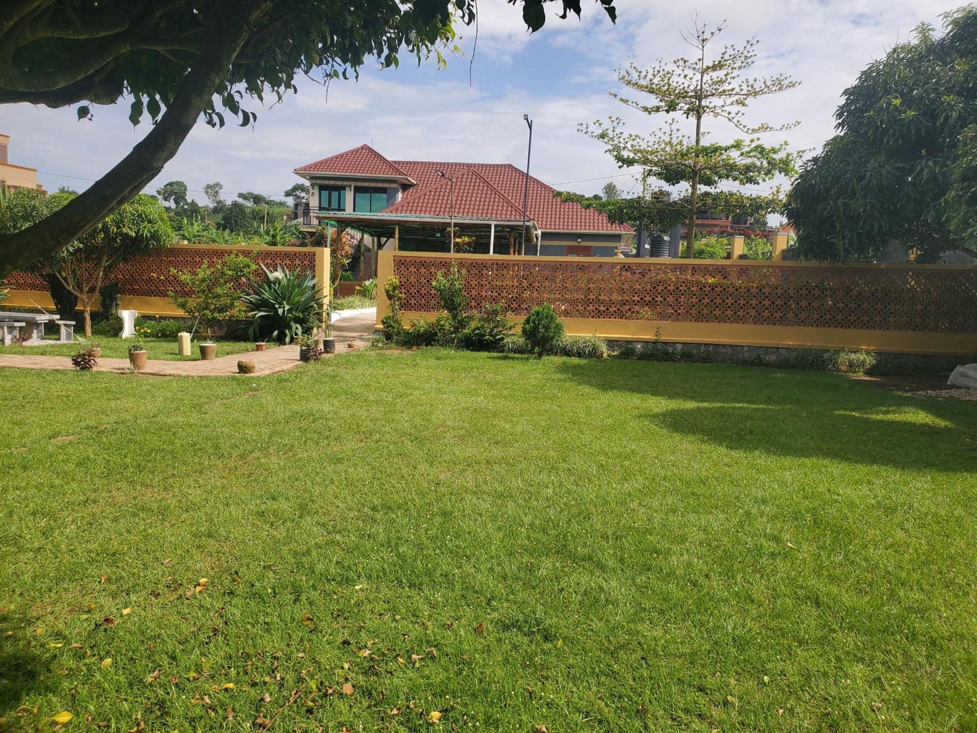 Gorilla African Guest House Энтеббе Экстерьер фото