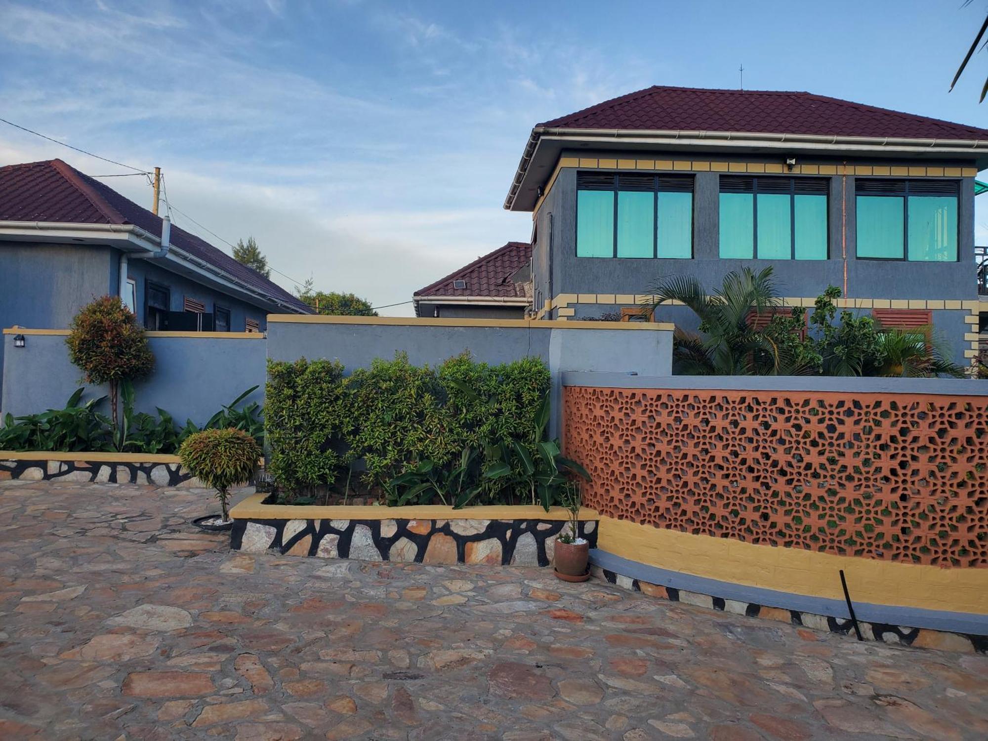 Gorilla African Guest House Энтеббе Экстерьер фото