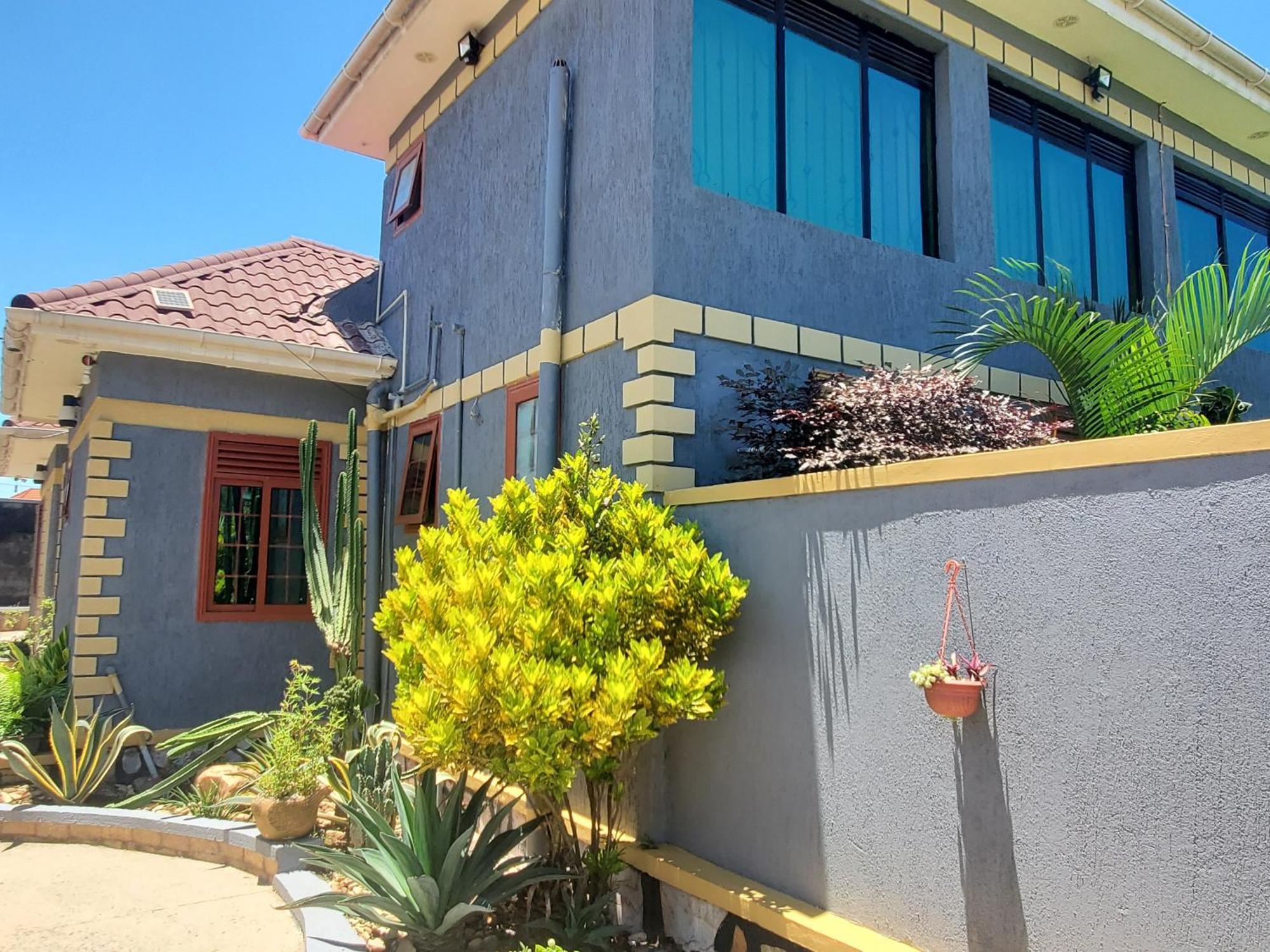 Gorilla African Guest House Энтеббе Экстерьер фото