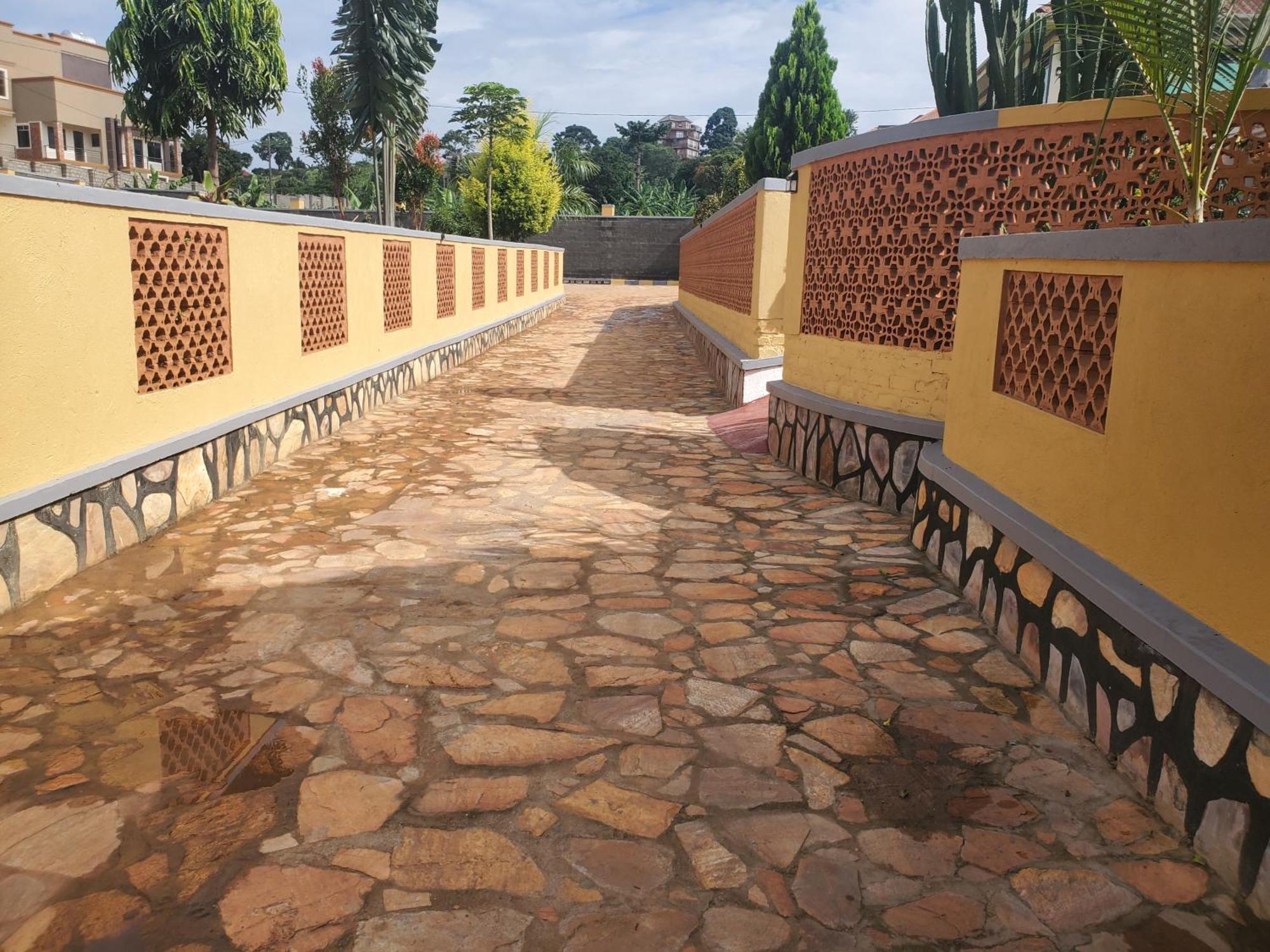 Gorilla African Guest House Энтеббе Экстерьер фото