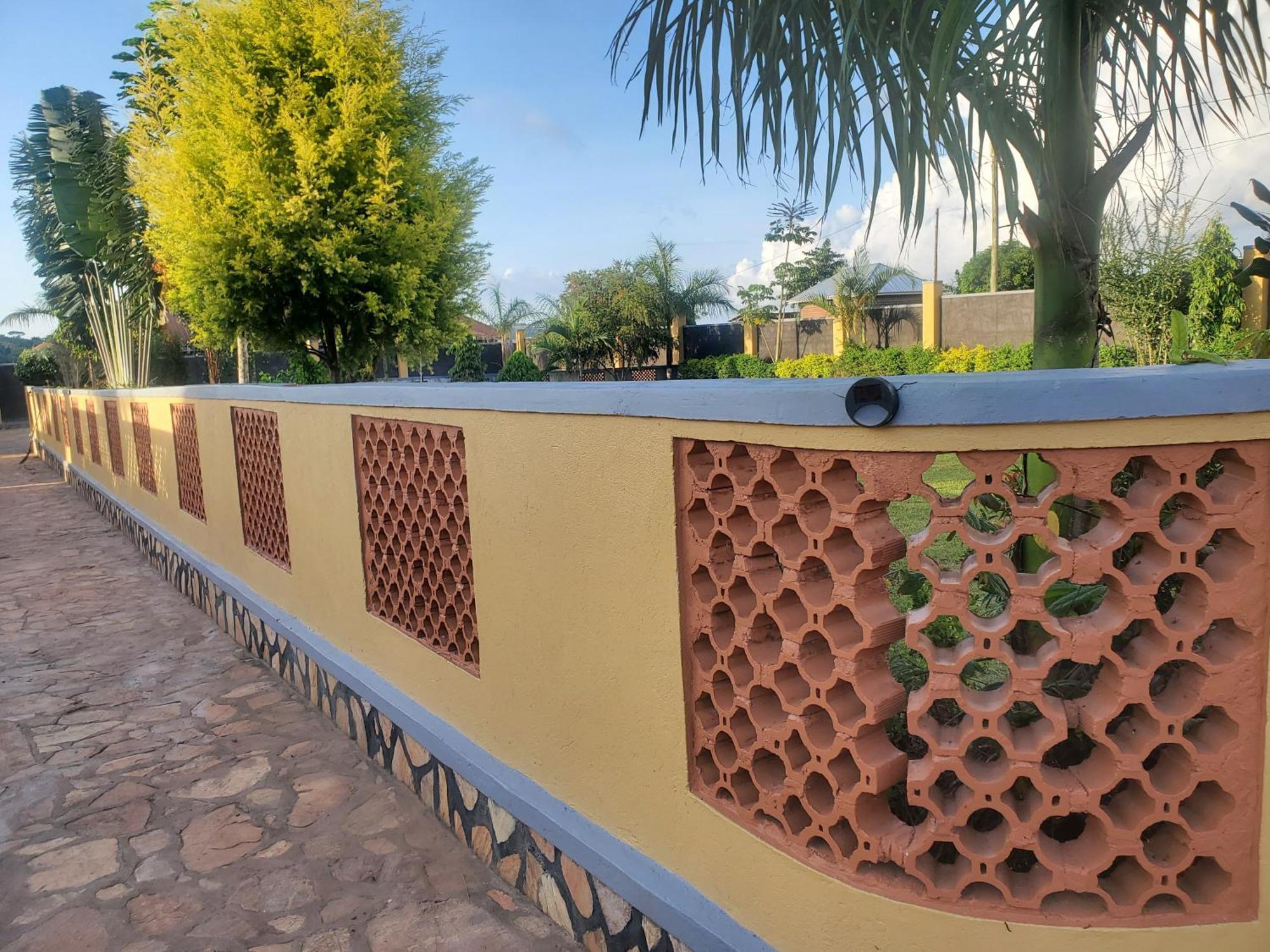 Gorilla African Guest House Энтеббе Экстерьер фото