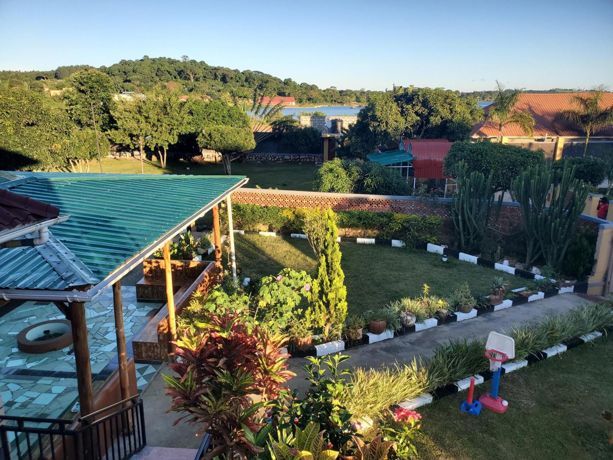 Gorilla African Guest House Энтеббе Экстерьер фото