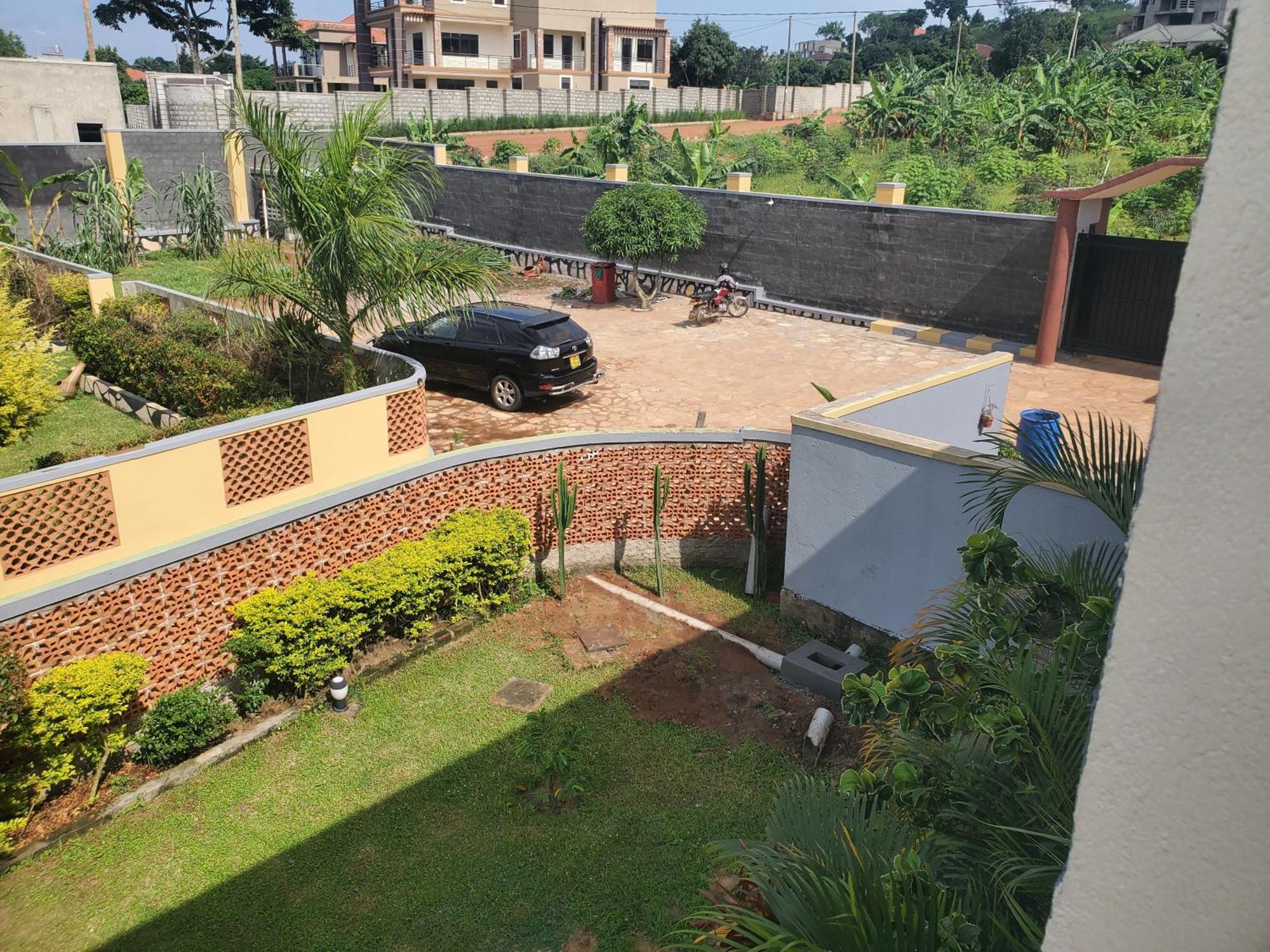 Gorilla African Guest House Энтеббе Экстерьер фото