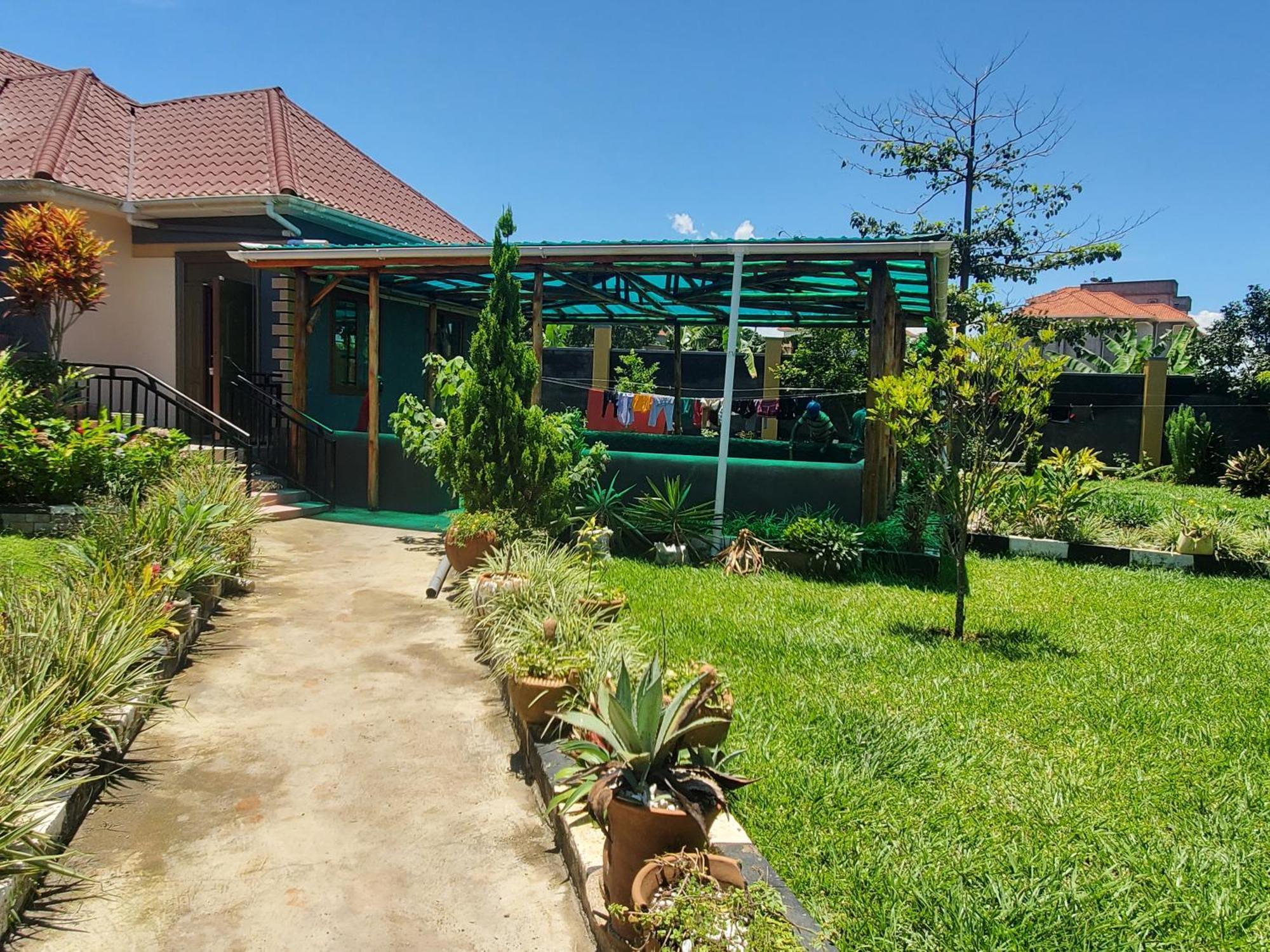 Gorilla African Guest House Энтеббе Экстерьер фото
