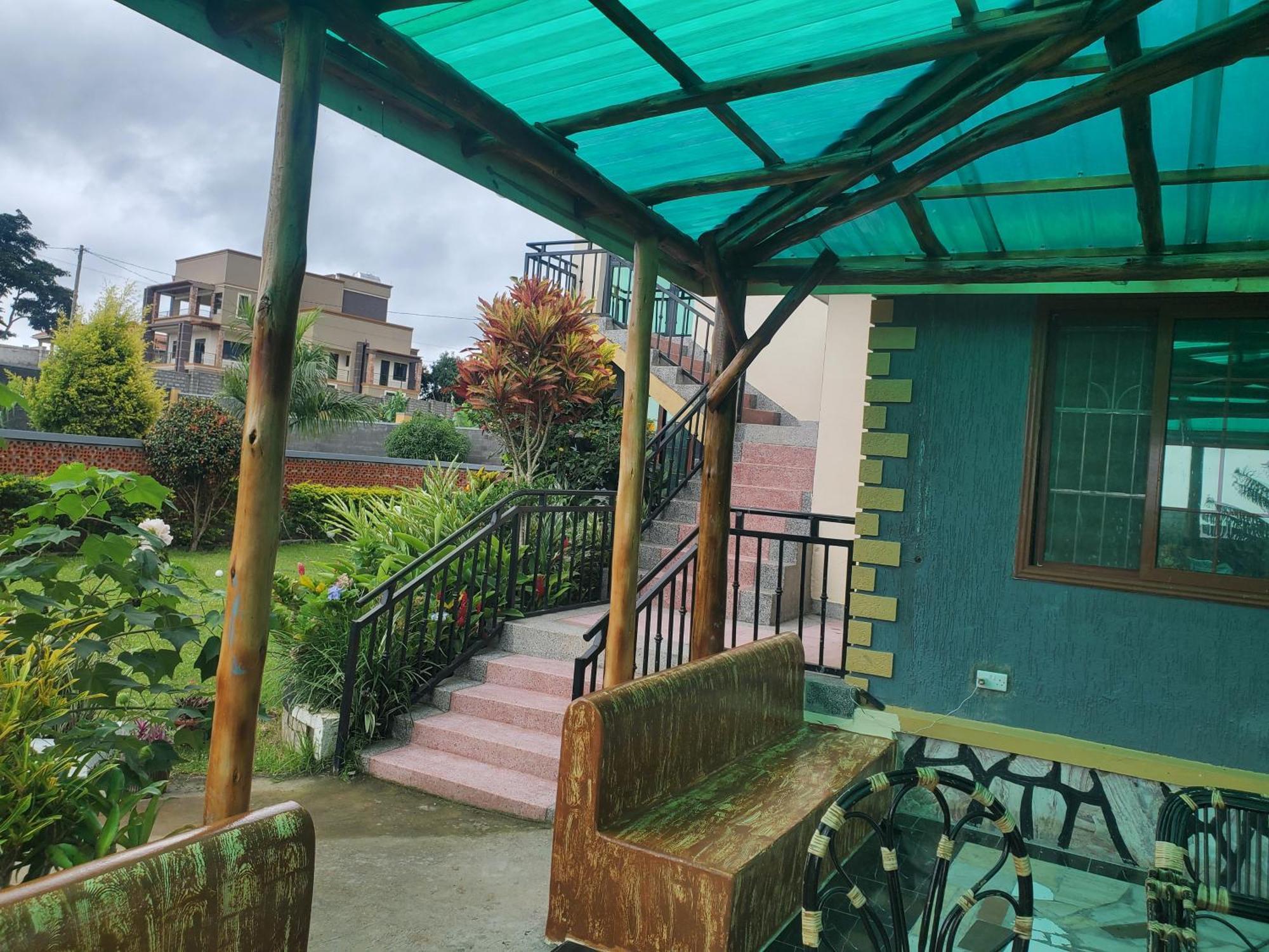 Gorilla African Guest House Энтеббе Экстерьер фото