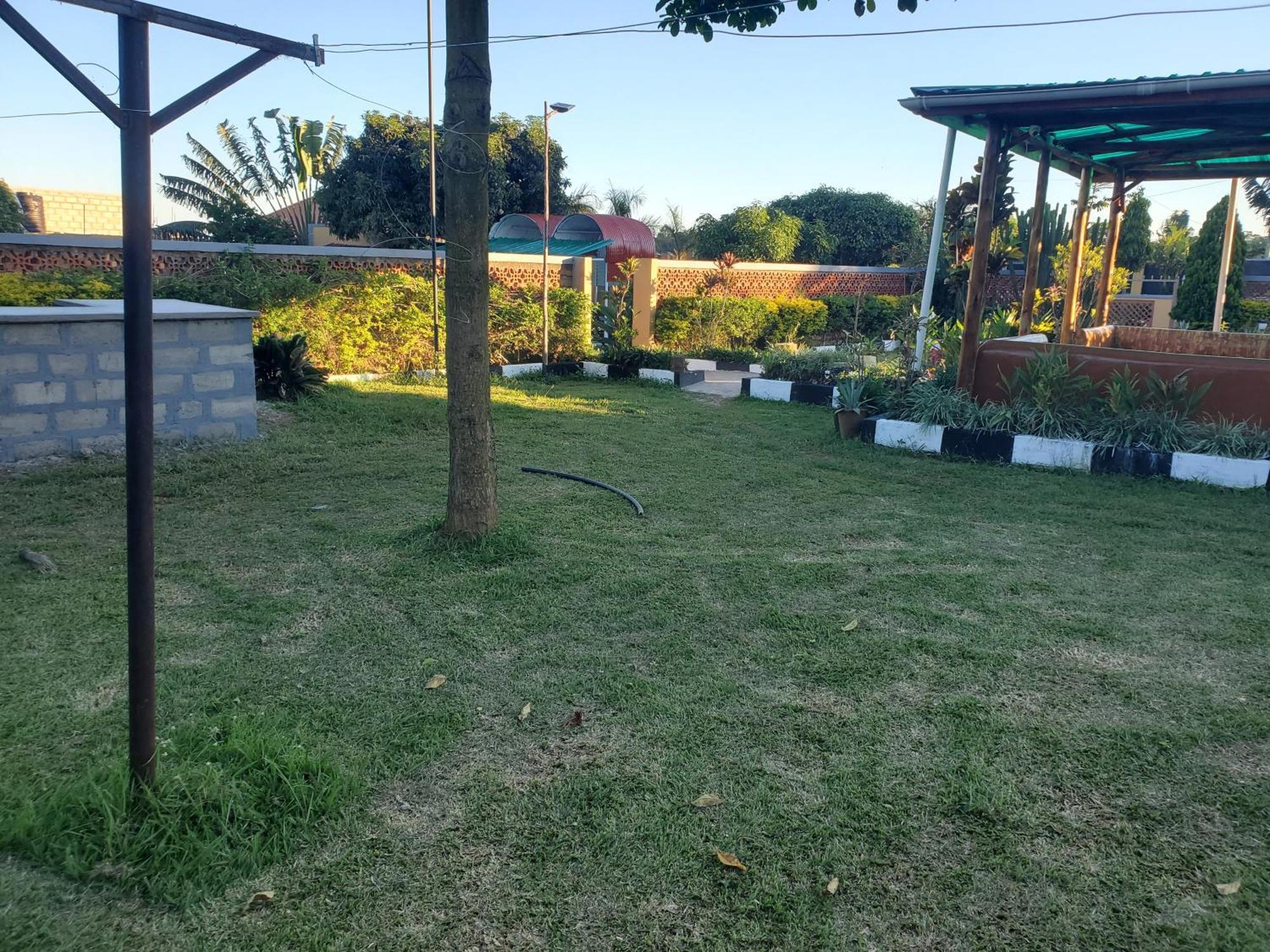 Gorilla African Guest House Энтеббе Экстерьер фото