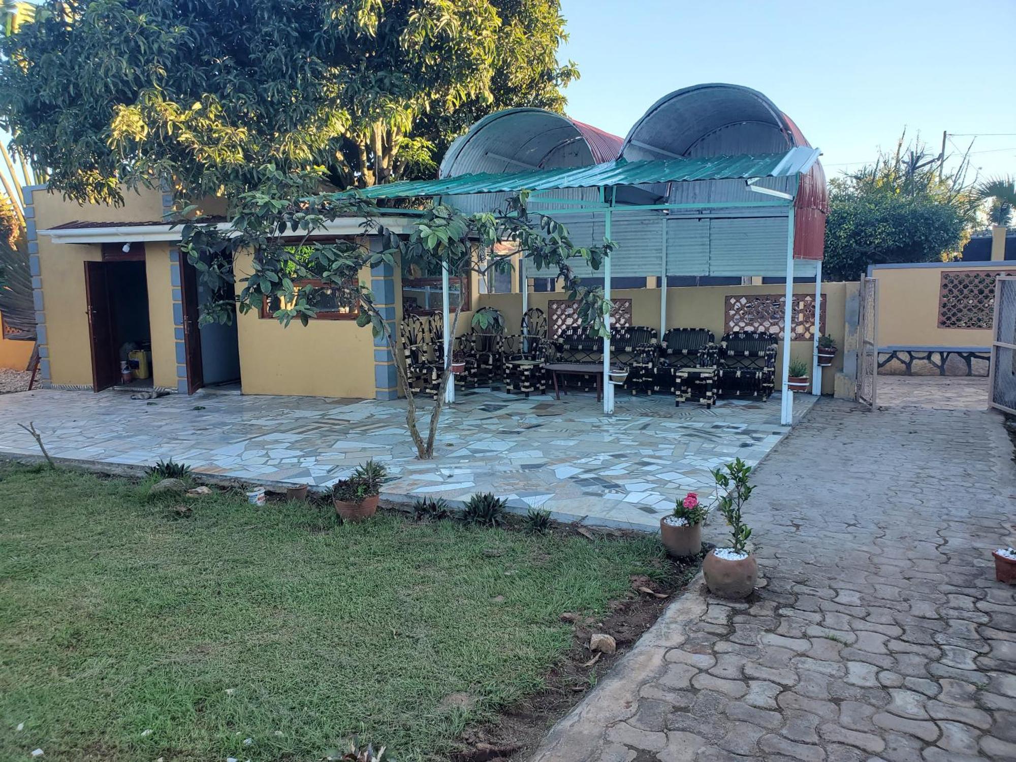 Gorilla African Guest House Энтеббе Экстерьер фото