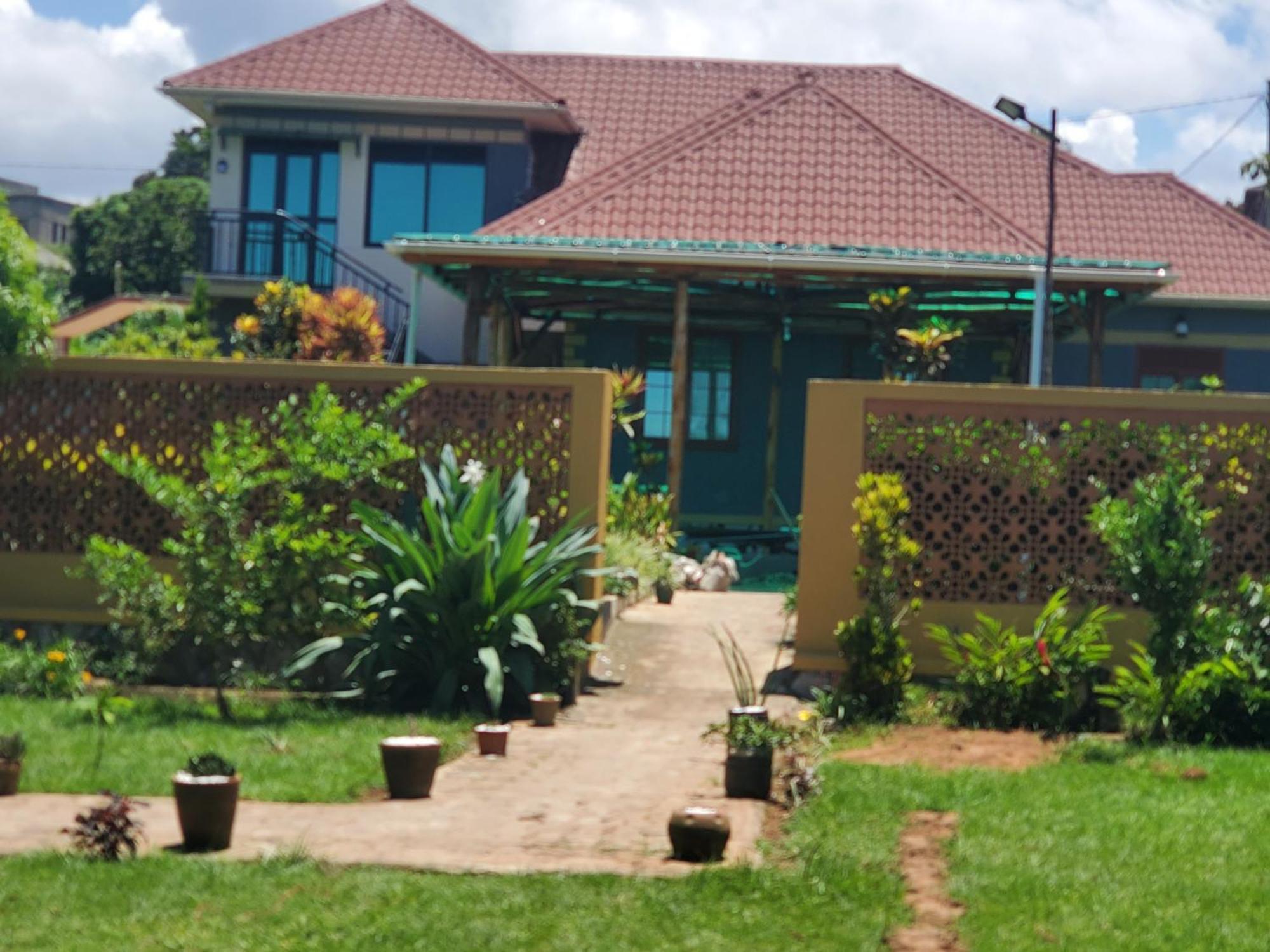 Gorilla African Guest House Энтеббе Экстерьер фото