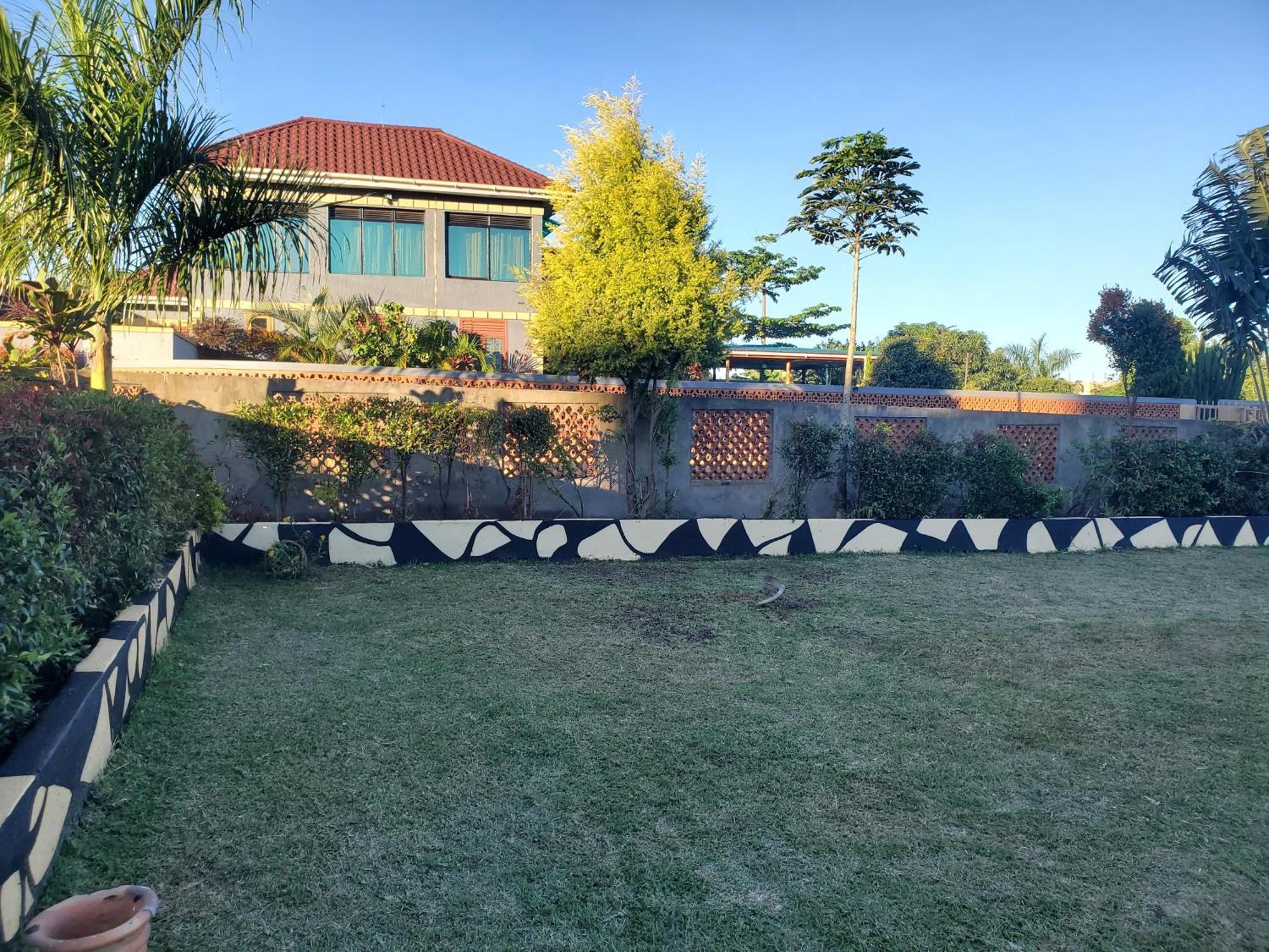 Gorilla African Guest House Энтеббе Экстерьер фото