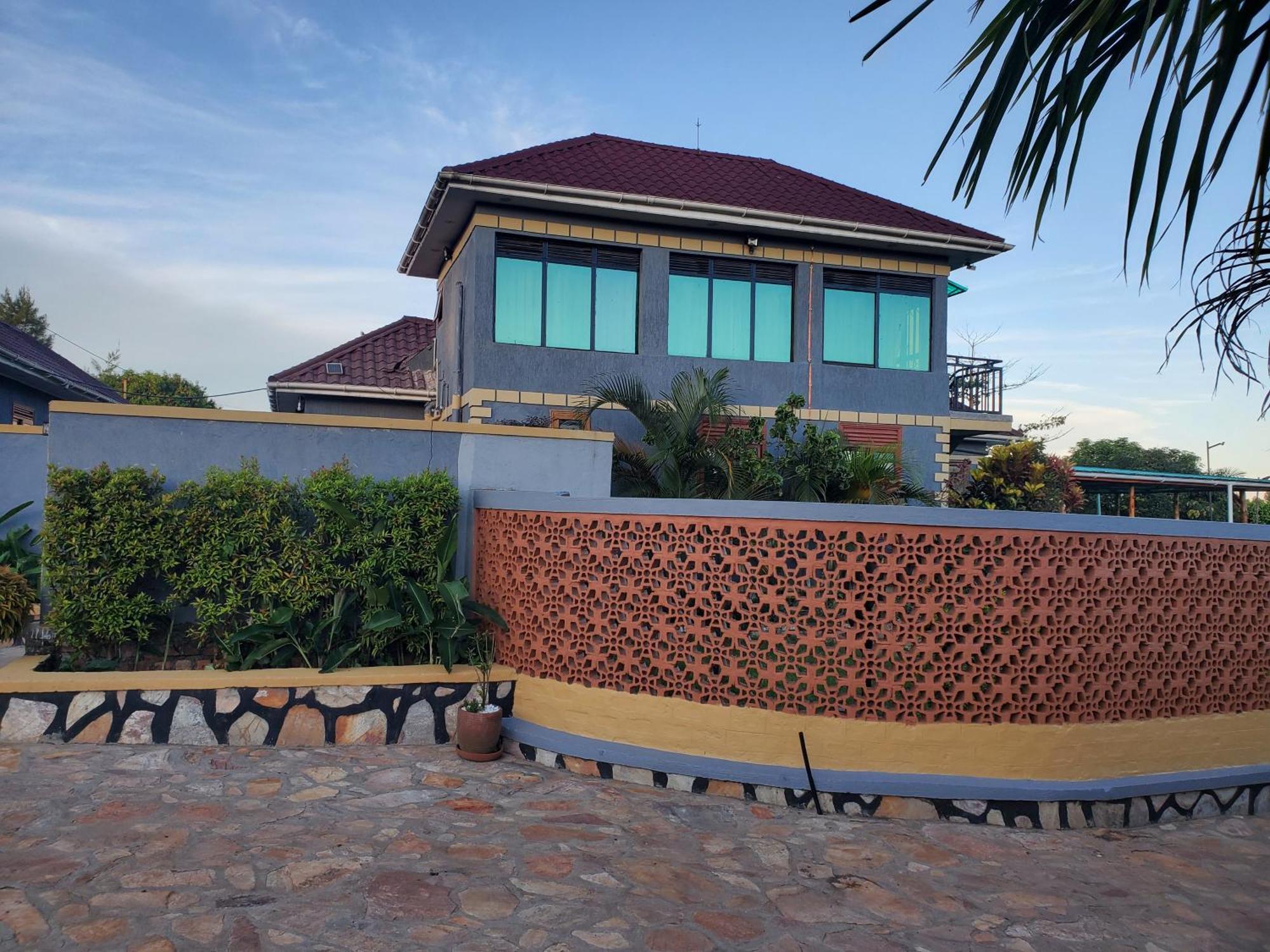 Gorilla African Guest House Энтеббе Экстерьер фото