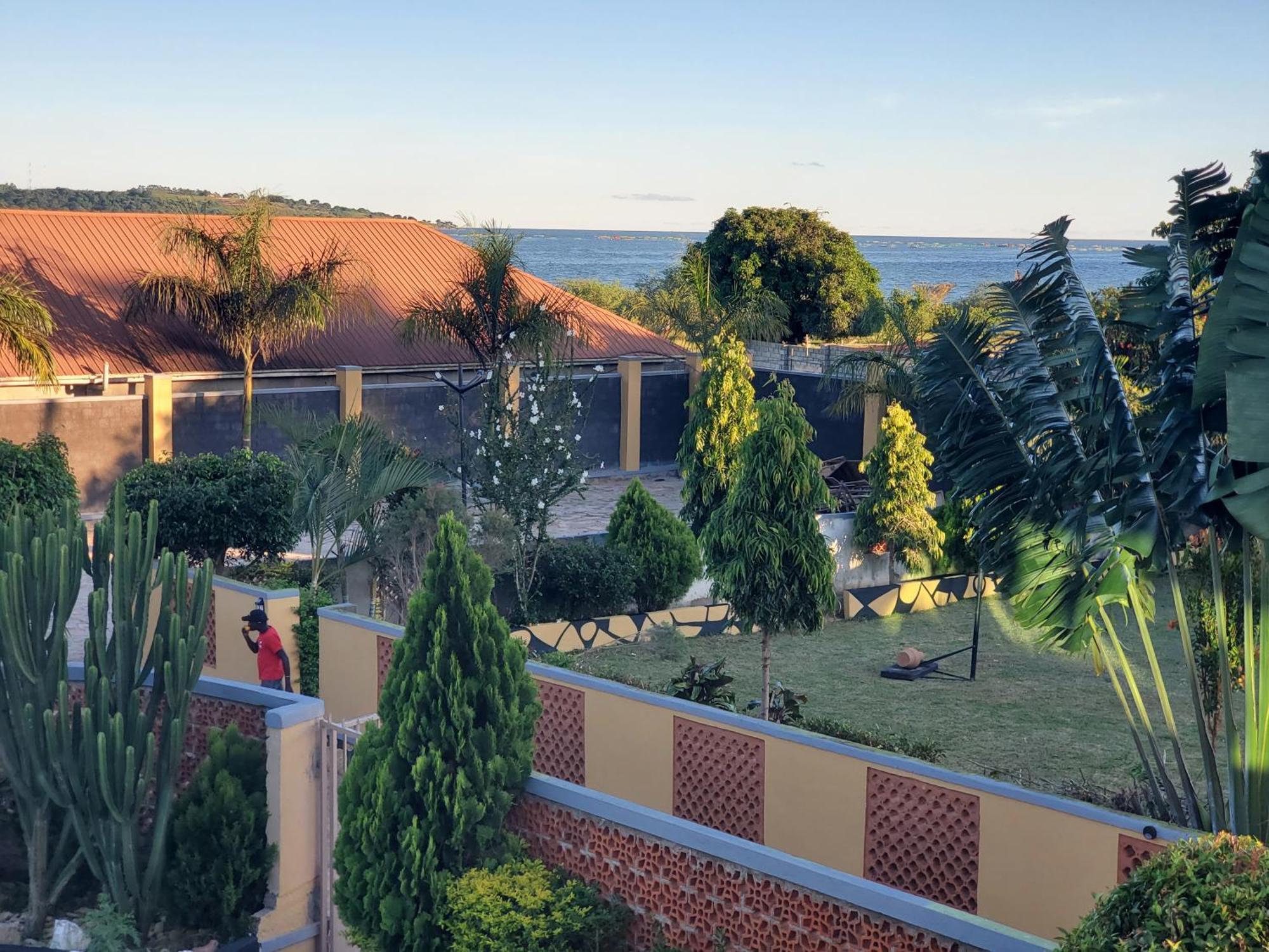 Gorilla African Guest House Энтеббе Экстерьер фото
