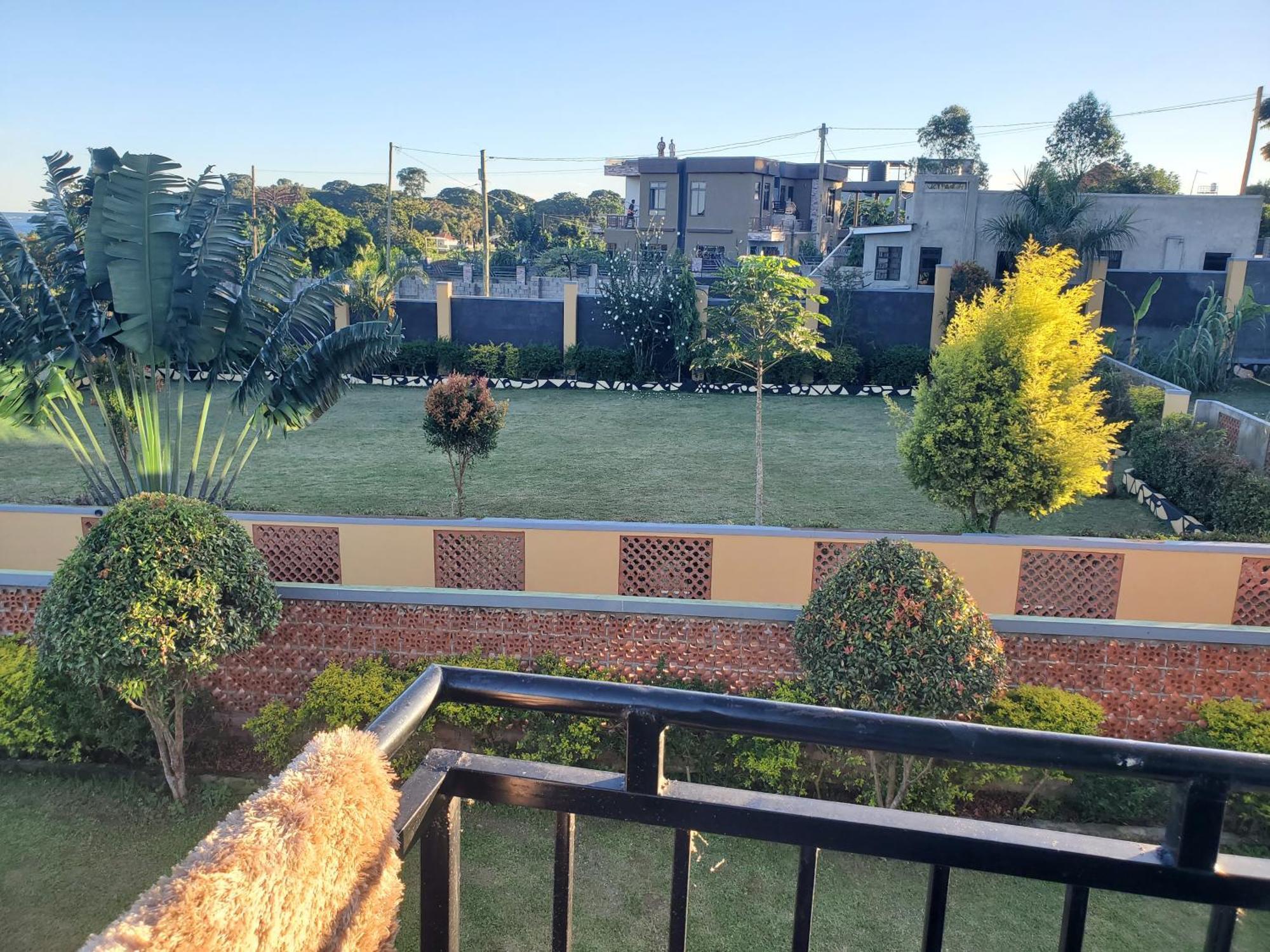 Gorilla African Guest House Энтеббе Экстерьер фото
