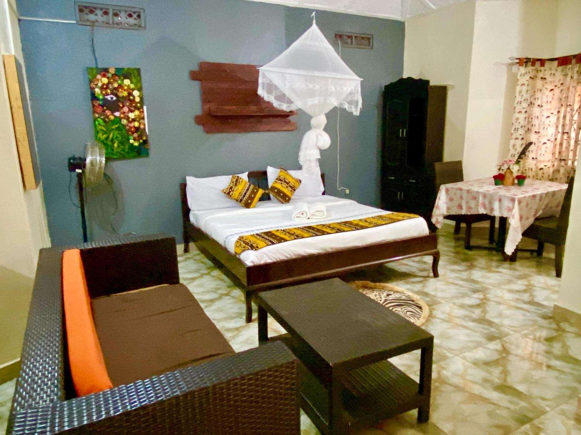 Gorilla African Guest House Энтеббе Экстерьер фото