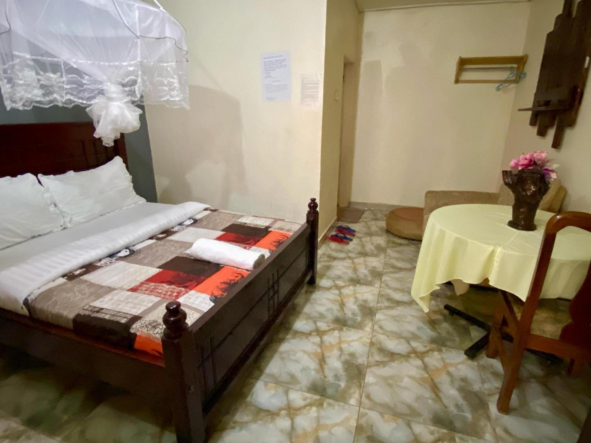 Gorilla African Guest House Энтеббе Экстерьер фото
