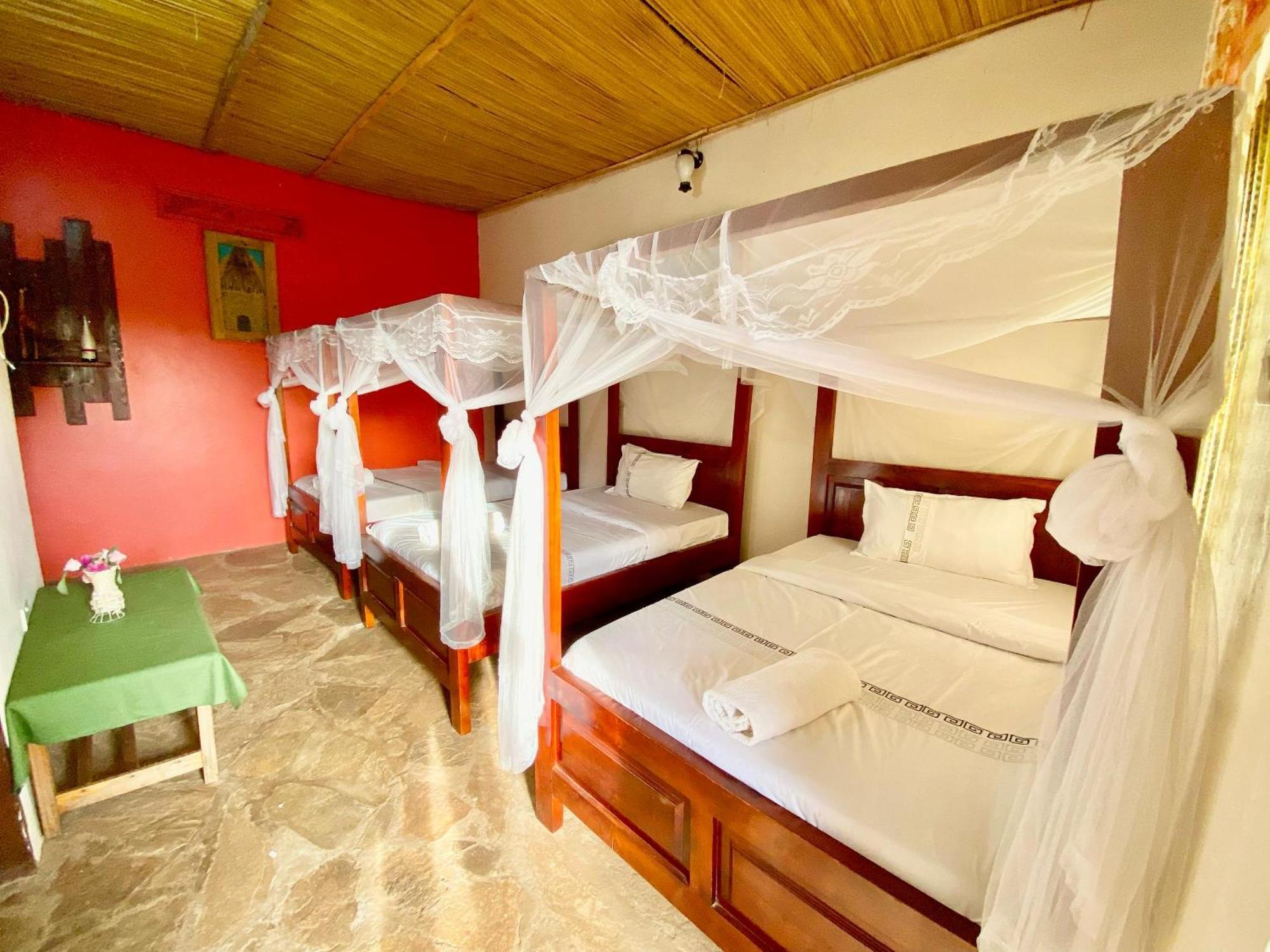 Gorilla African Guest House Энтеббе Экстерьер фото