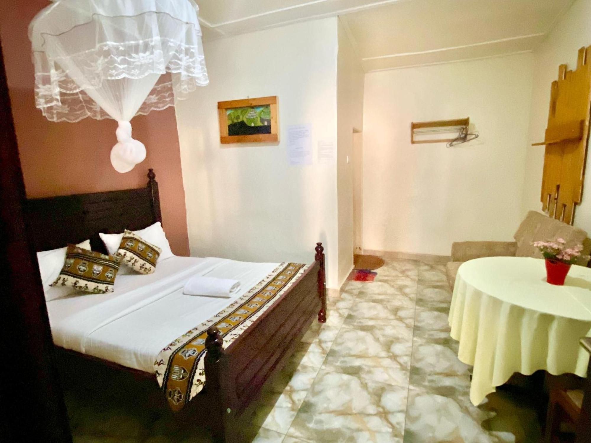 Gorilla African Guest House Энтеббе Экстерьер фото