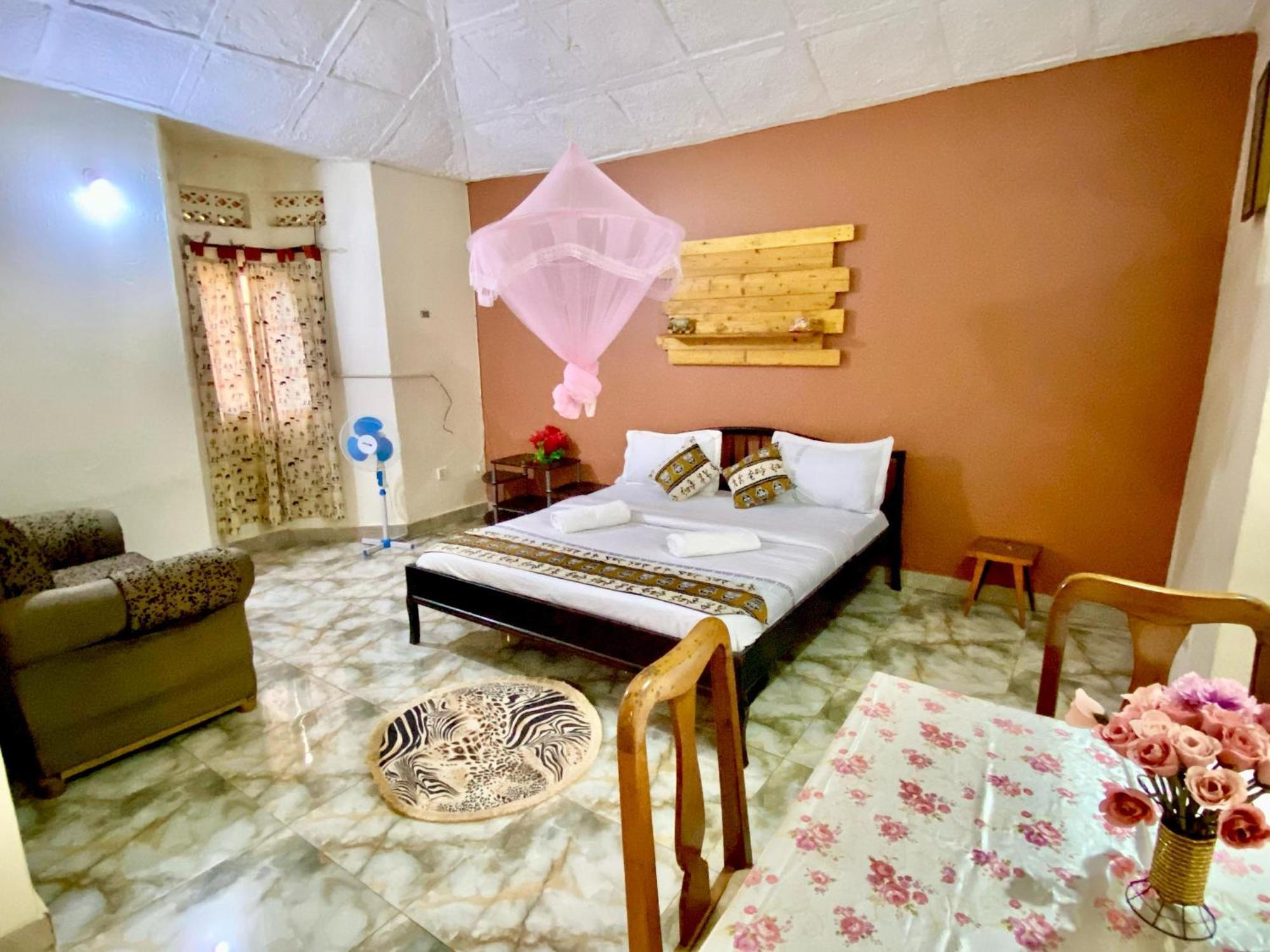 Gorilla African Guest House Энтеббе Экстерьер фото