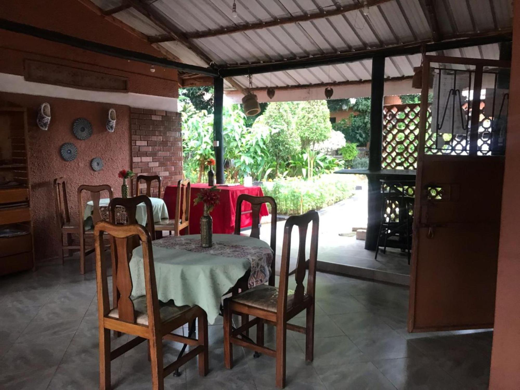 Gorilla African Guest House Энтеббе Экстерьер фото