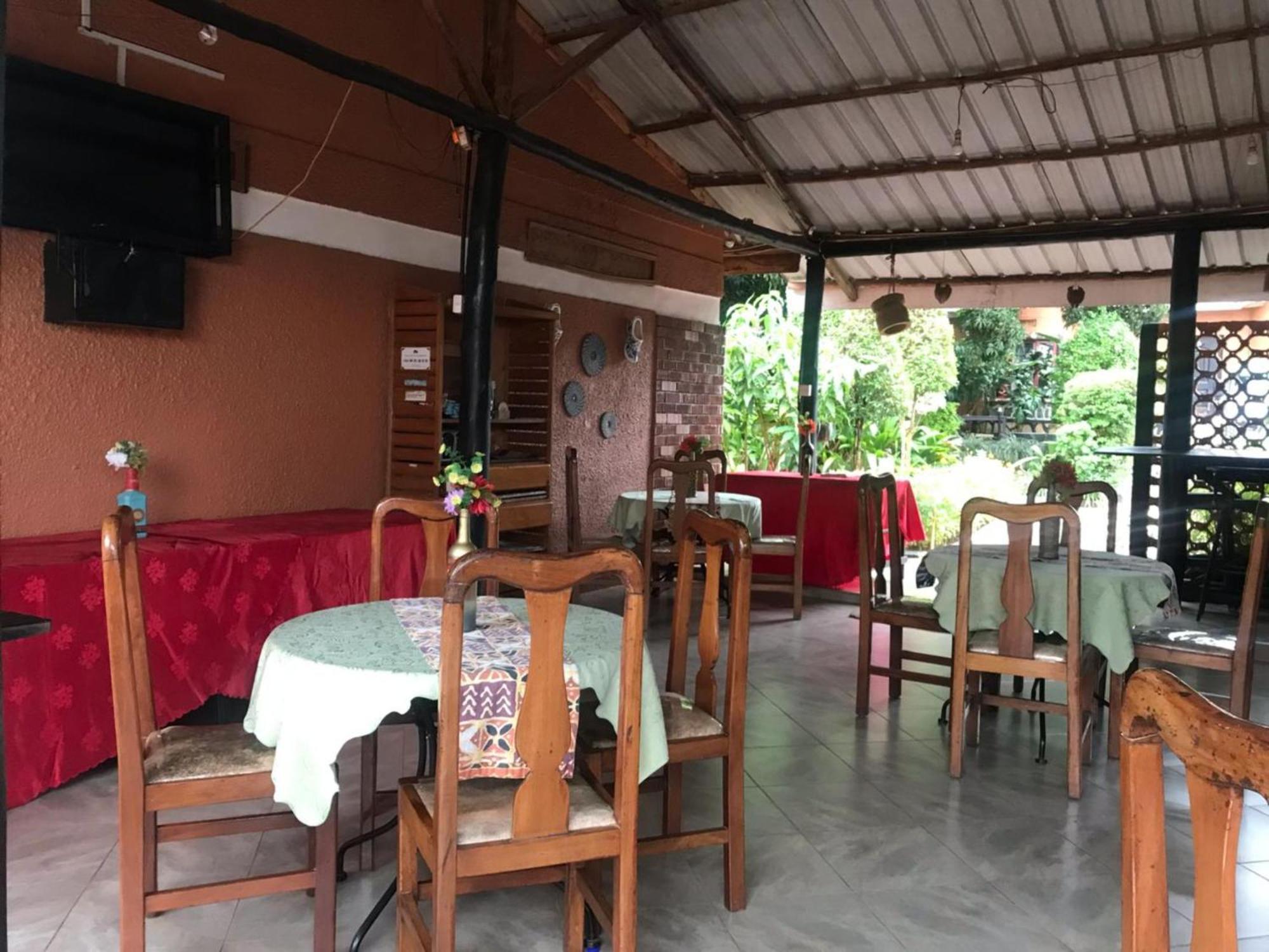 Gorilla African Guest House Энтеббе Экстерьер фото